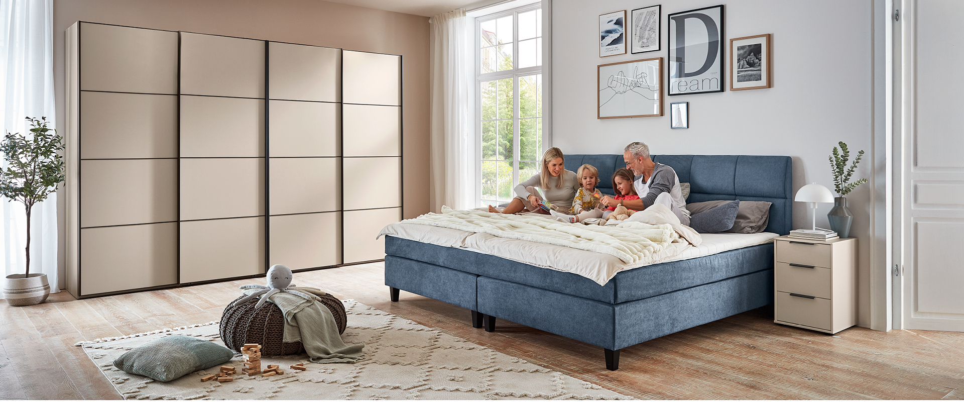 1920x800px6 spalnica, modra, udobna, mehka, boxspring, postelja